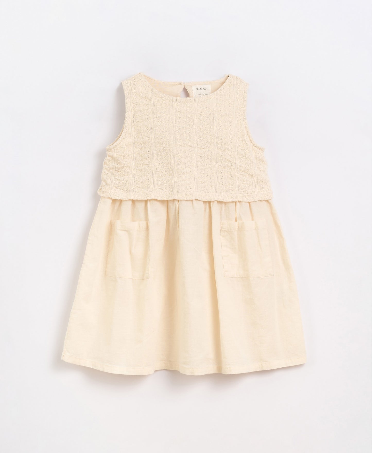 Vestido de tecido com sobreposição em malha