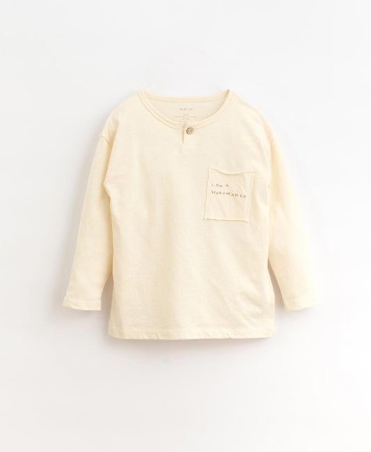 T-SHIRT JERSEY COM COM BOLSO NO PEITO E FRASE