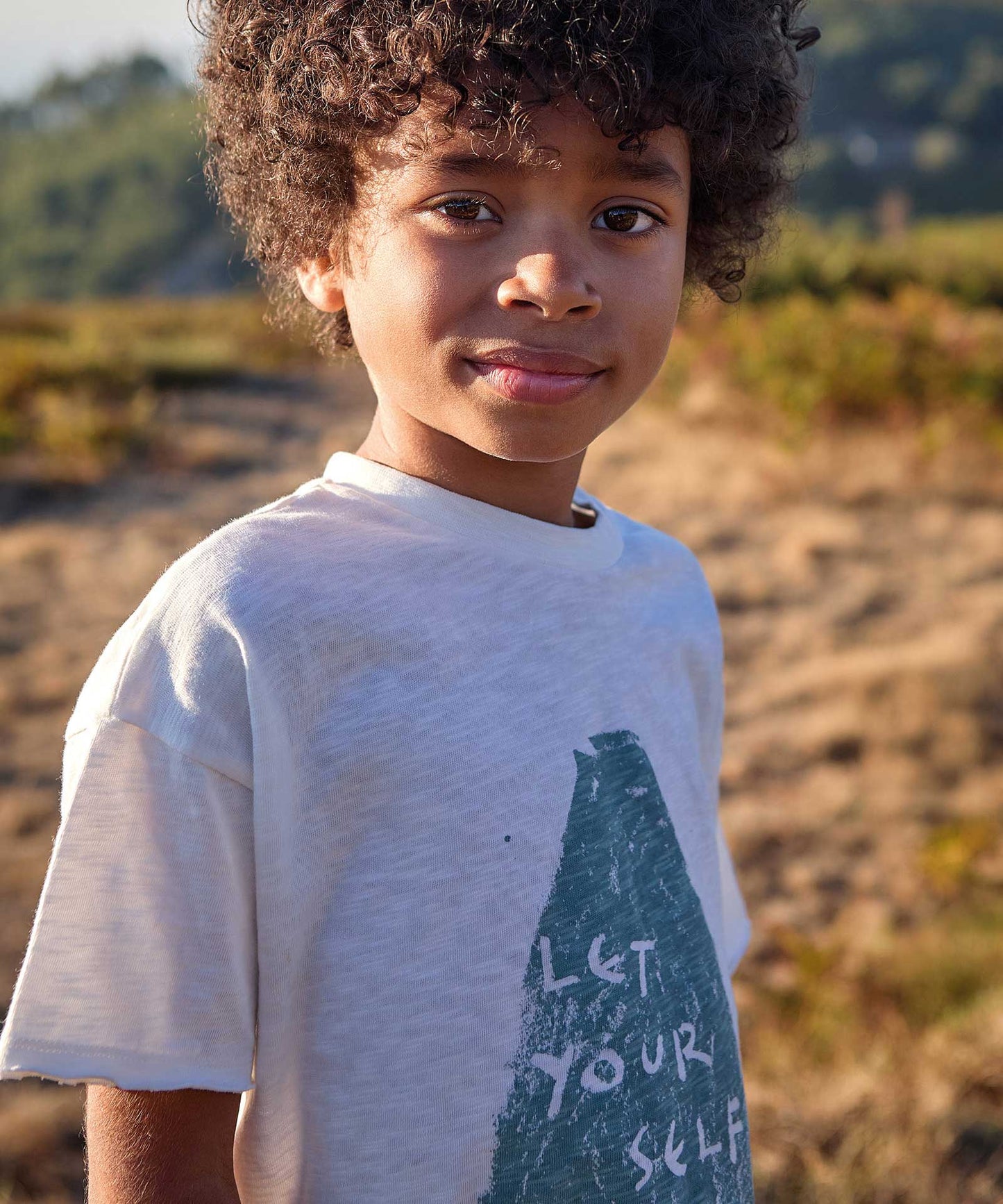 T-shirt em algodão orgânico com desenho à frente
