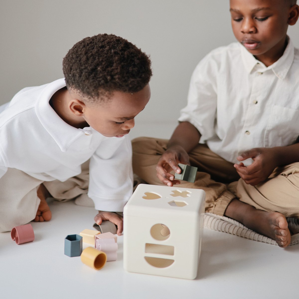 Cubo didático com formas geométricas