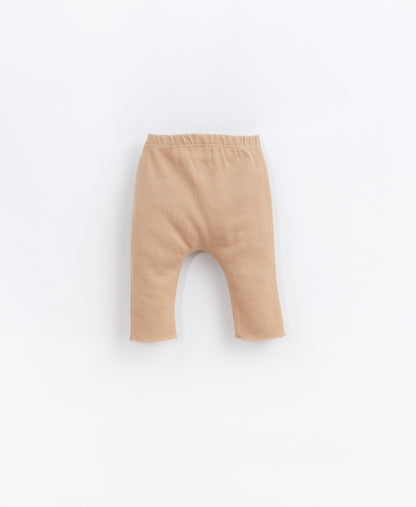 Calça com botão de madeira decorativo | Basketry
